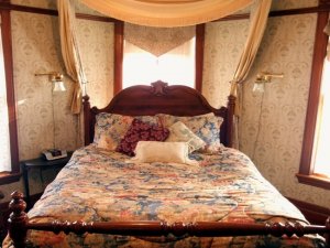 Suite Adelaine's room bed
