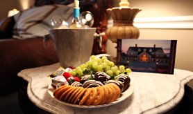 Tray of crackers and grapes