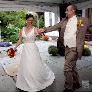 couple dancing at cornwall inn wedding