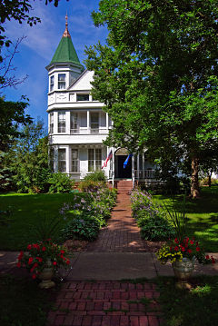 walkway up to phipps inn