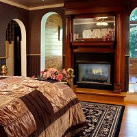 queen anne suite bed and fireplace