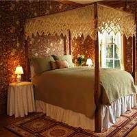 master's suite canopy bed