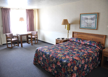 queen single bed at manti country village lodging