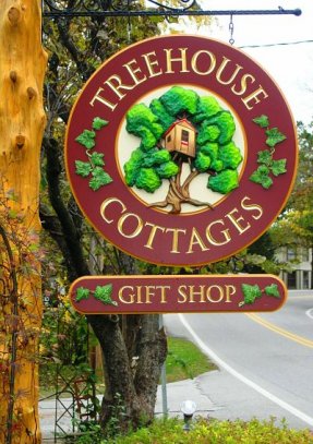 Treehouse Cotages Sign