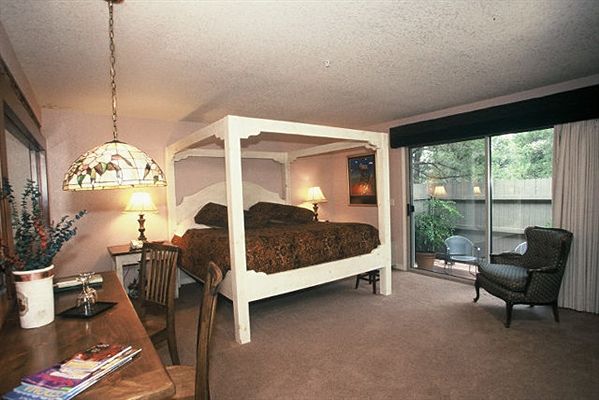 Apple Orchard Inn Steamboat room with white fourposter bed