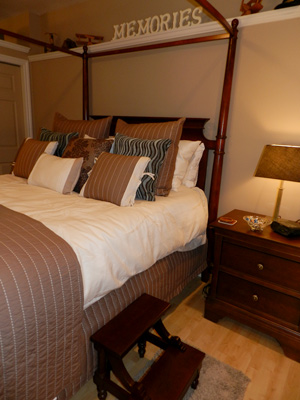 Memories room with stool next to bed at Stone Gate Inn B&B