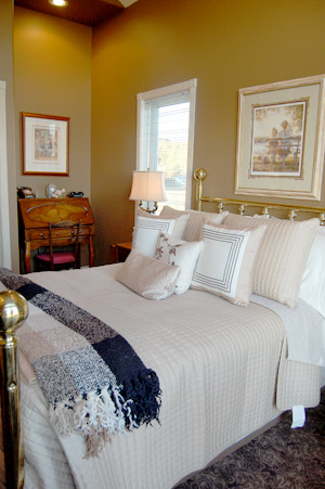Golden Moments room bed at Stone Gate Inn B&B