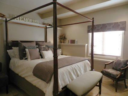 Memories room with four post bed