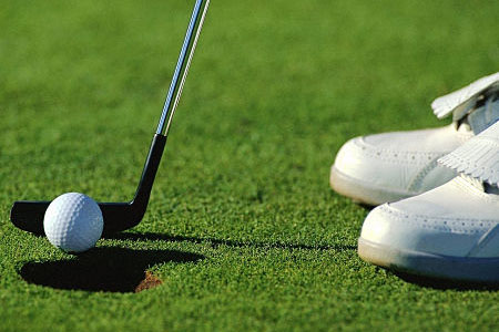 golf ball, putter, golf shoes, golf green