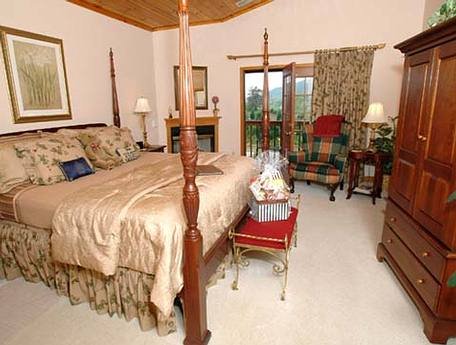 Rom with bed and chair