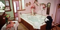 jacuzzi tub and table
