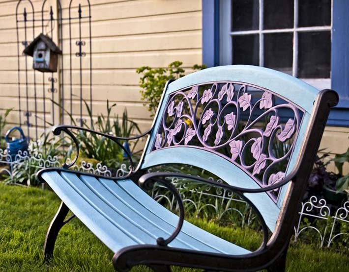 Bench at The Carlton Inn B&B in Carlton, Oregon
