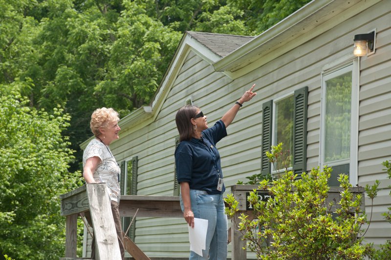 Deskins inspections and repairs buyers Photo By Liz Roll - This image is from the FEMA Photo Library., Public Domain, https://commons.wikimedia.org/w/index.php?curid=10580287