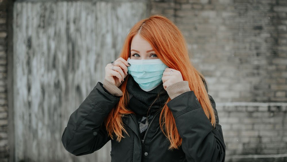 girl with breathing mask